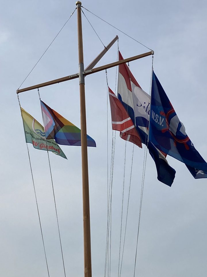 Vlaggen bij het hoofdgebouw van wsv Giesbeek