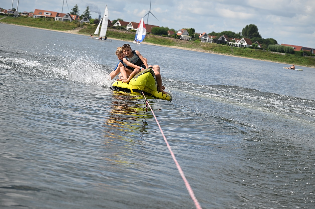 In de bocht hangen in de bananenboot Dag van de Watersport 2024