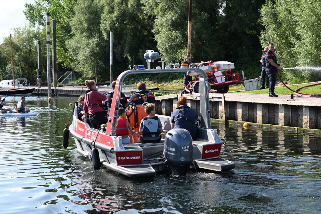 Volle brandweerboot Dag van de Watersport 2024 Jan Heinde Doevendans